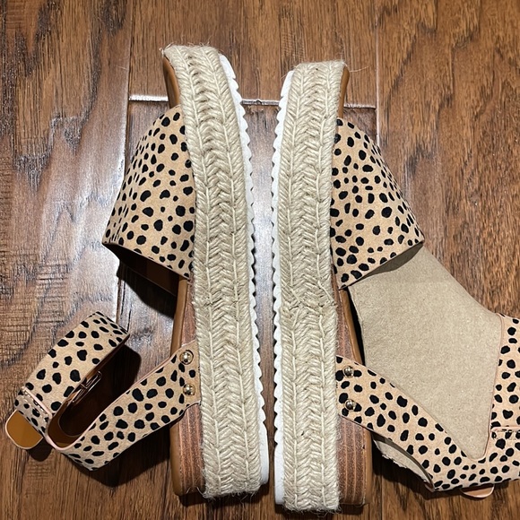 Pierre Dumas around the ankle sandals. Cheetah Print, Size 7 - Picture 4 of 5